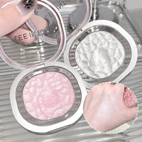 Shimmering High-Gloss Pearlescent Face and Eye Highlighter