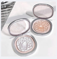 Shimmering High-Gloss Pearlescent Face and Eye Highlighter