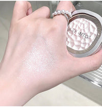 Shimmering High-Gloss Pearlescent Face and Eye Highlighter