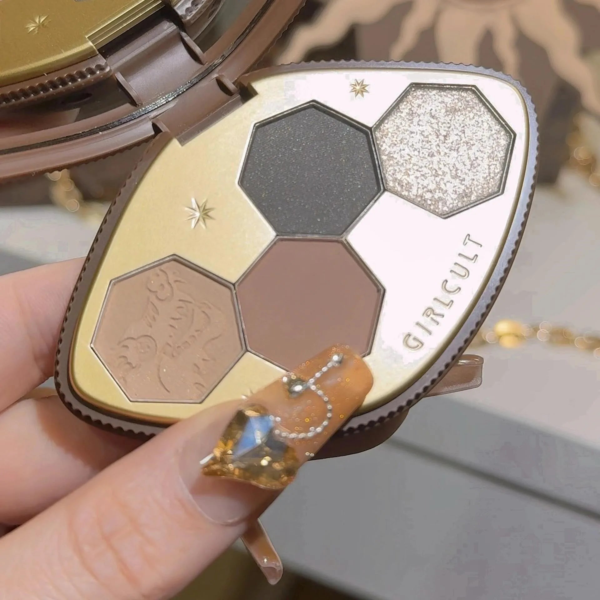 4-Color Glitter & Shimmer Eyeshadow Palette - 4