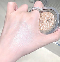 Shimmering High-Gloss Pearlescent Face and Eye Highlighter