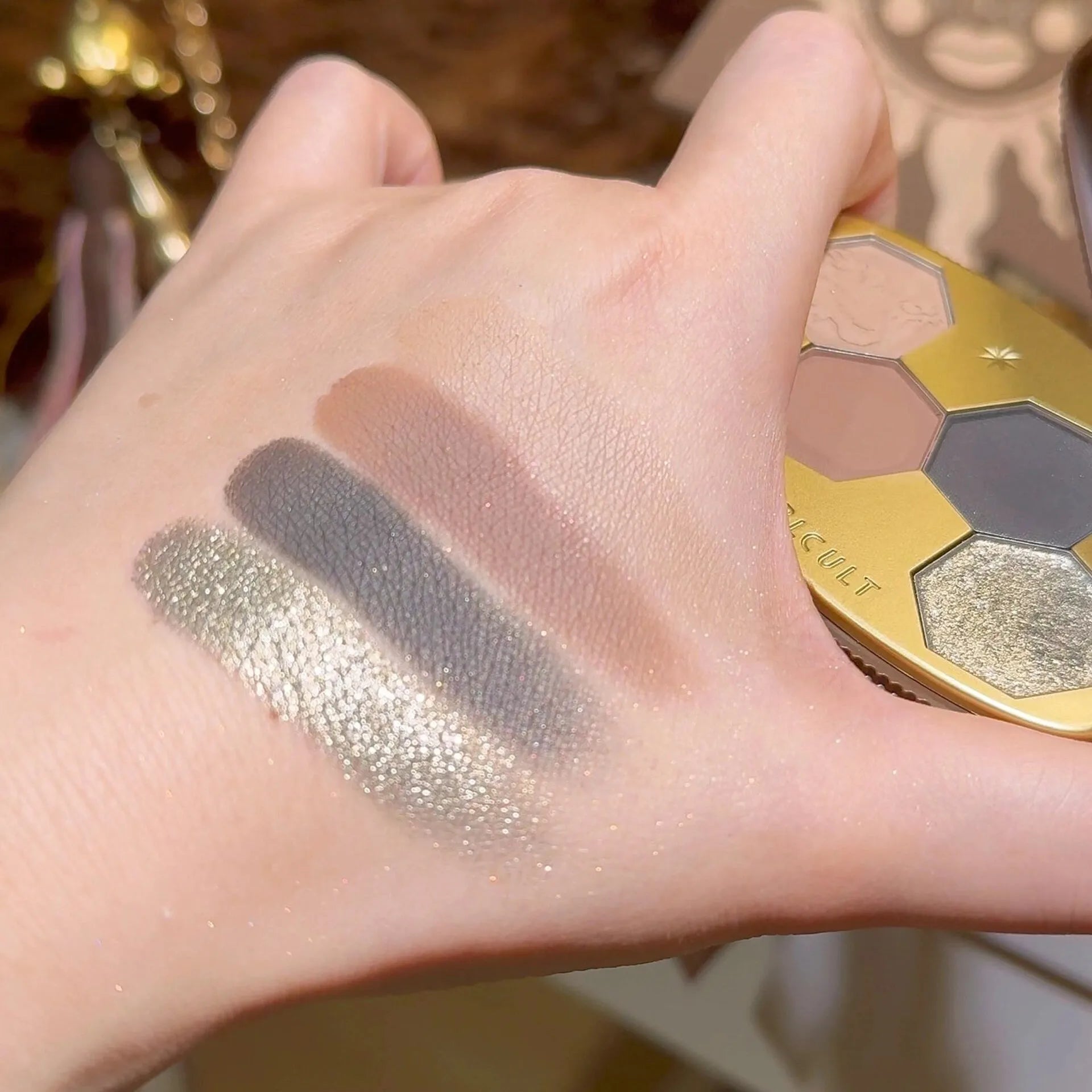 4-Color Glitter & Shimmer Eyeshadow Palette - 5