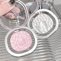 Shimmering High-Gloss Pearlescent Face and Eye Highlighter