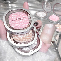 Shimmering High-Gloss Pearlescent Face and Eye Highlighter
