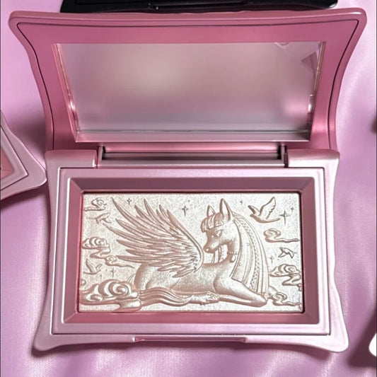 Carved Relief Illuminating Face Highlighter and Setting Powder